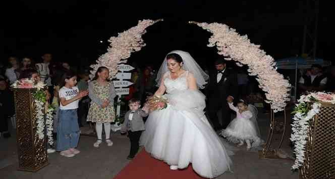 İkizler Tuğberk ve Tuana düğüne renk kattı