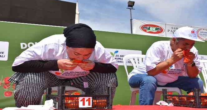Kumluca’da kadınlara özel  ‘domates yeme’ yarışması