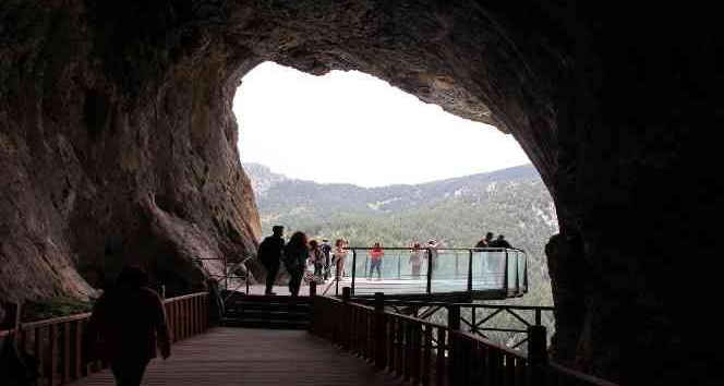 Doğa tutkunları Çamlık mağaralarına hayran kaldı