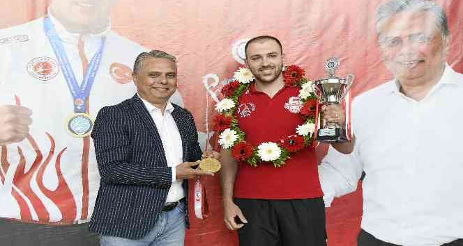Kızıl Fırtına lakaplı Hasan Mert Kızıl, Kick Boks Dünya Kupası’nda şampiyon oldu