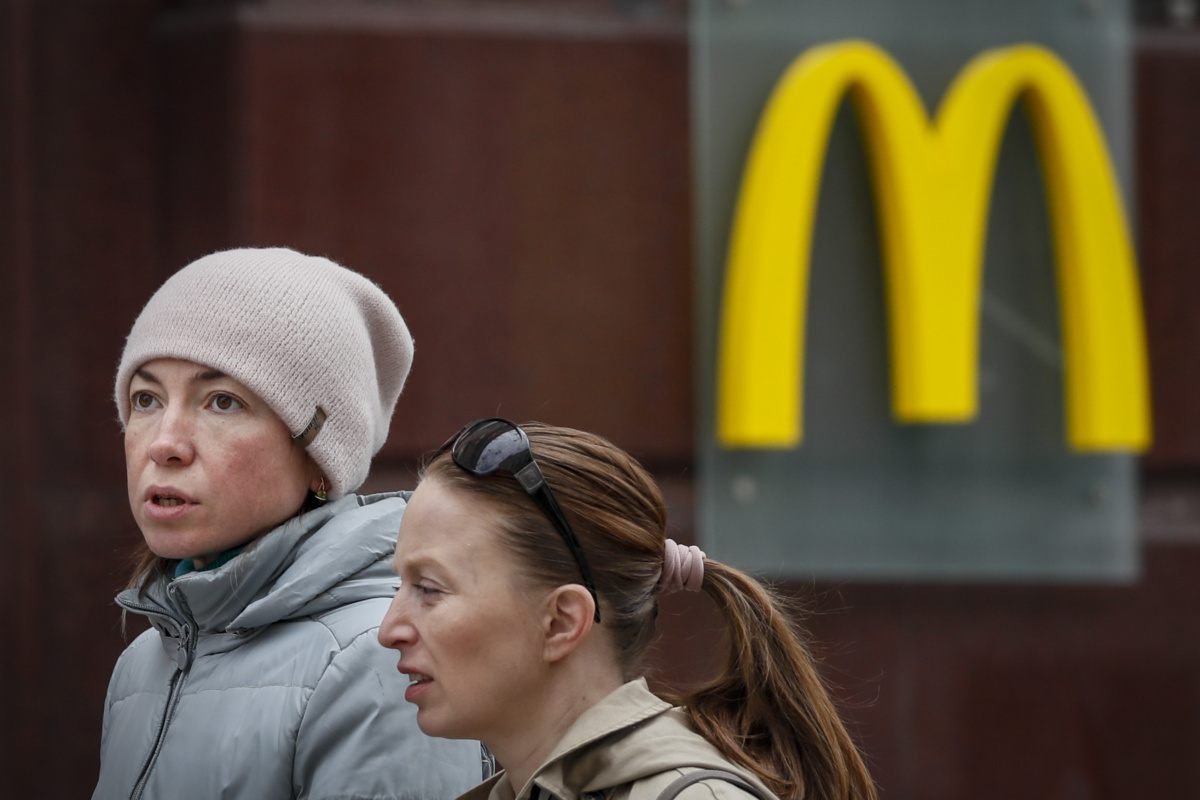 McDonald's Rusya'daki şubelerini satıyor
