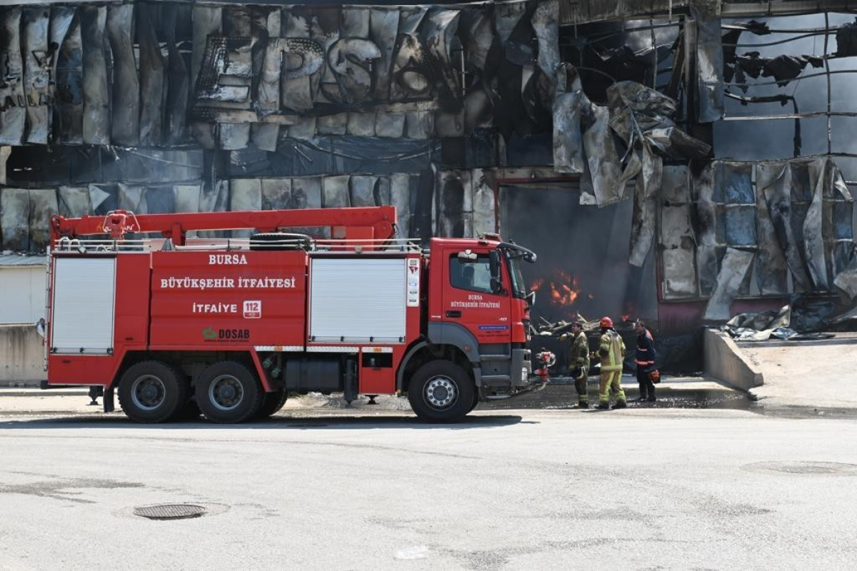 Bursa&#039;da yalıtım malzemeleri üreten fabrika yangını tamamen söndürüldü