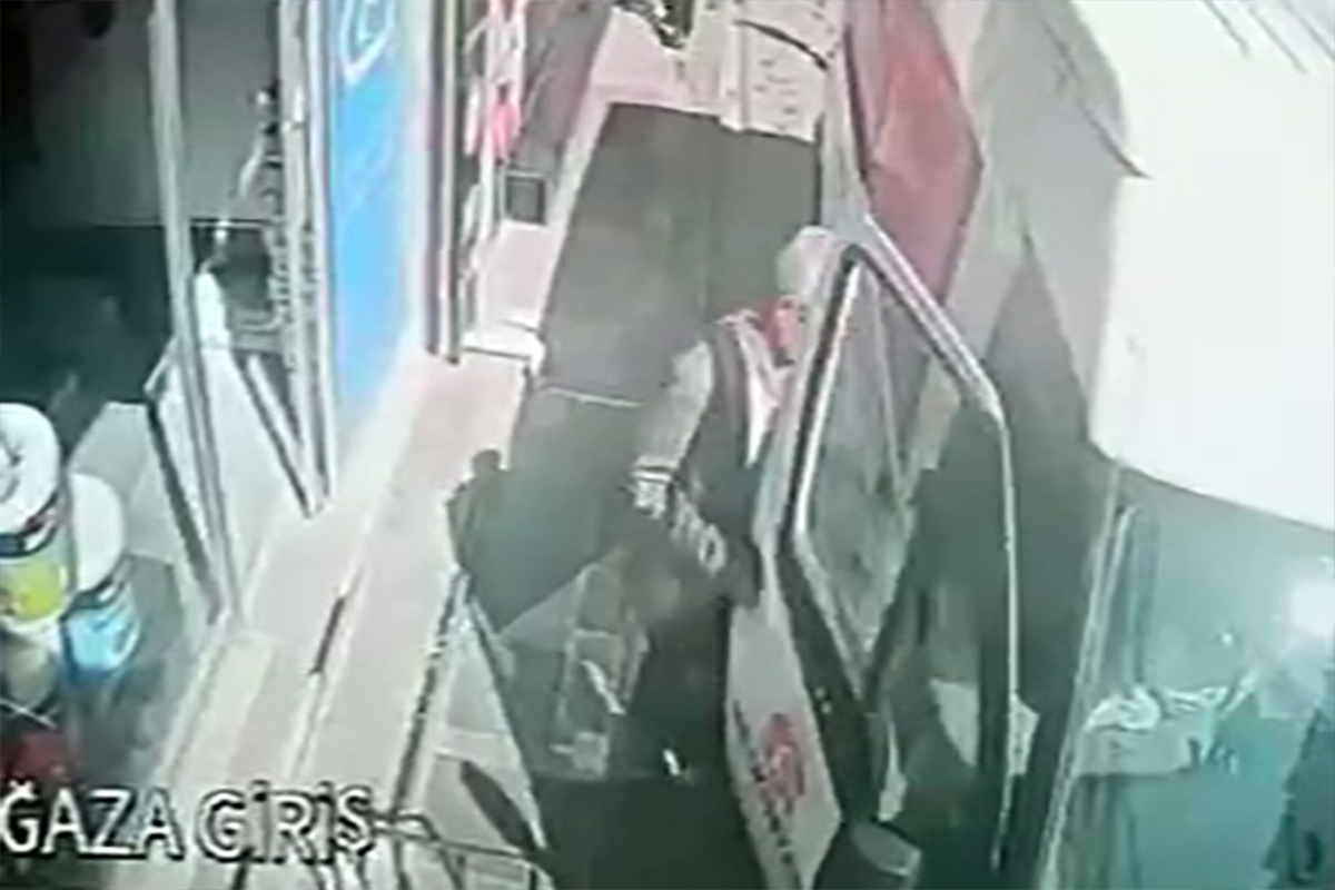 Fatih'te minibüste bırakılan hırkayı çalan şahıs kamerada