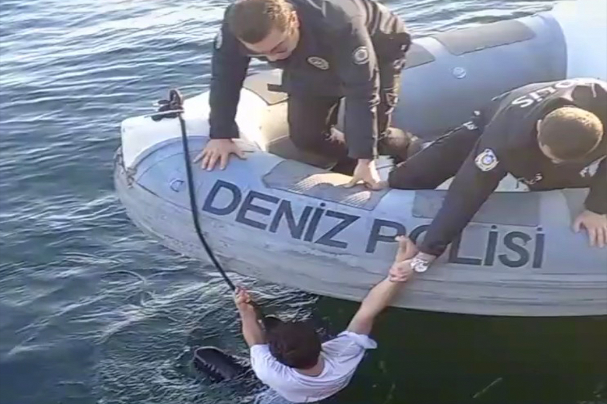 Haliç'te can pazarı kamerada: Suya düşen genci deniz polisi kurtardı