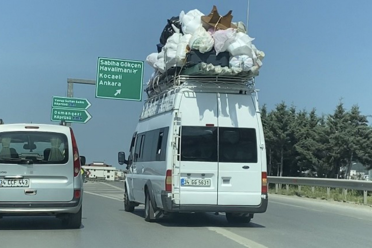 Sultanbeyli'de tehlikeye aldırmayan sürücü, minibüsün üzerinde ev taşıdı