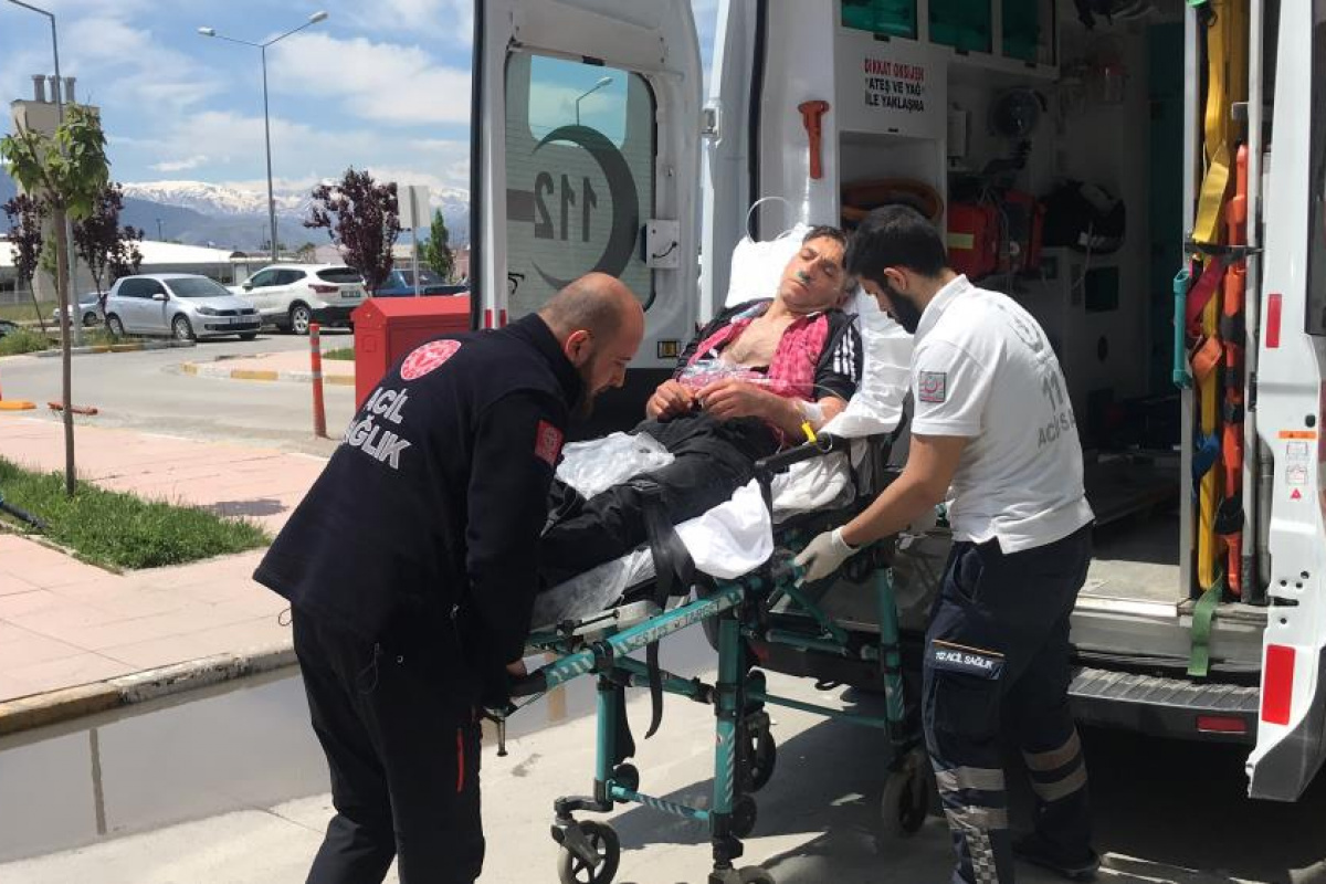 Erzincan'da aracın içinde közle ısınmaya çalışan 3 kişi karbonmonoksit gazından zehirlendi