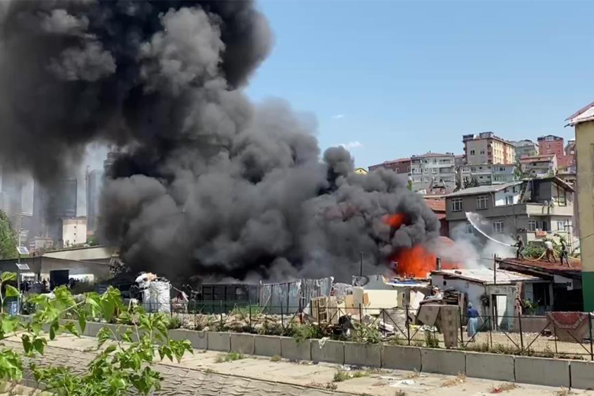 Ataşehir'de kağıt toplayıcılarının karton deposunda yangın