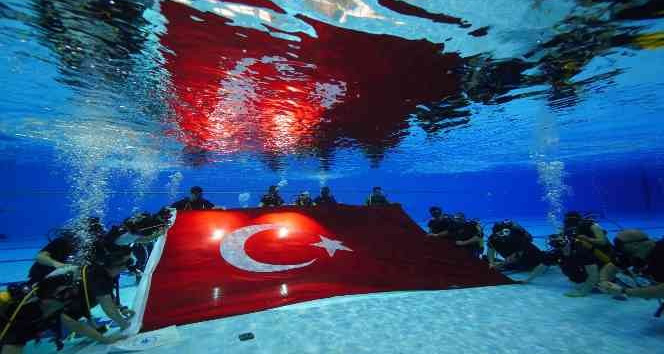 Özel bireyler suyun altında Türk bayrağını dalgalandırdı