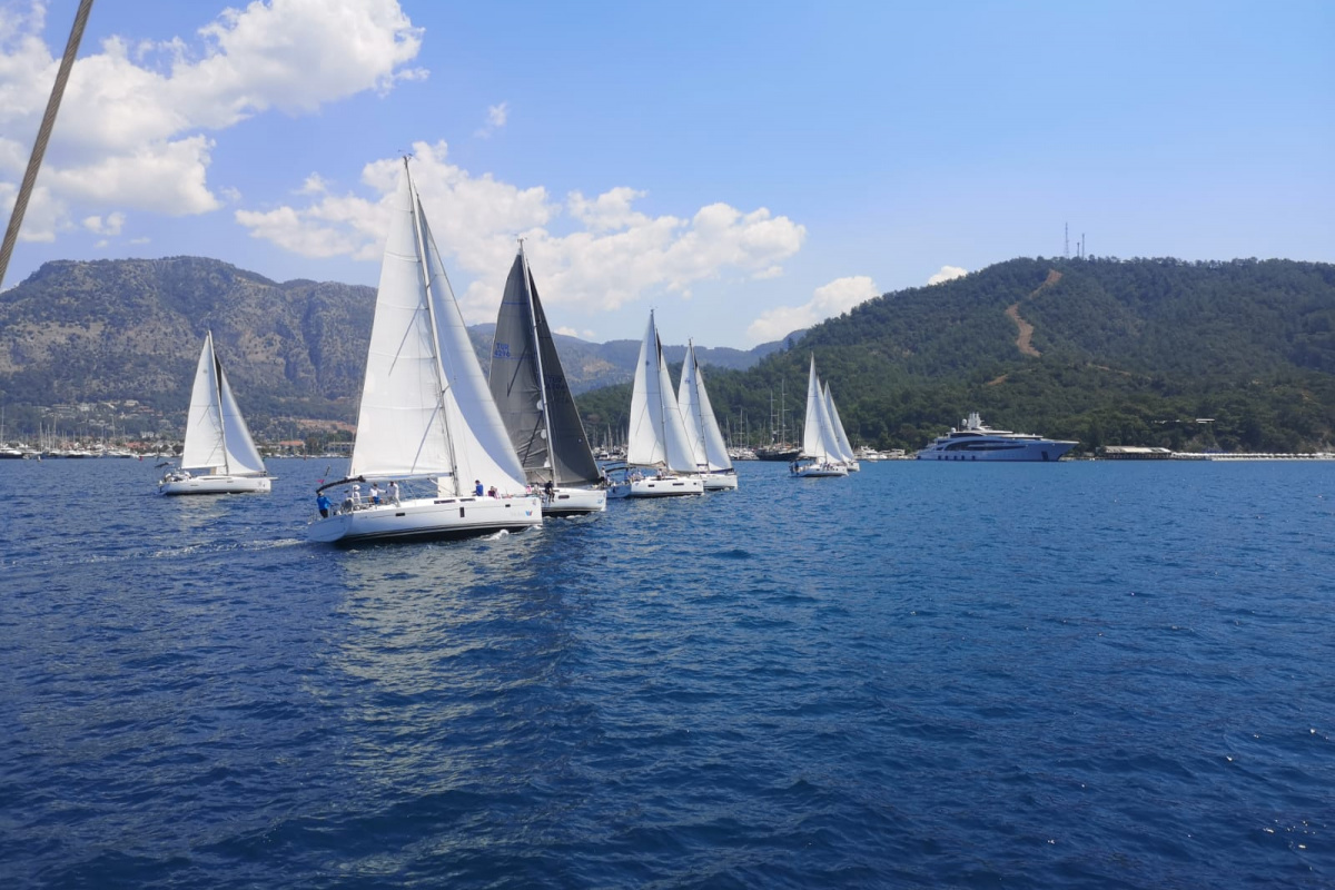 Fethiye'de tekneler Atatürk anısına yarışıyor