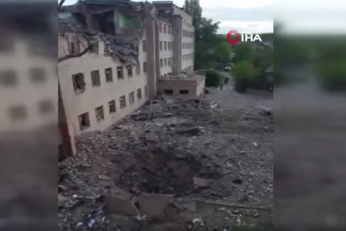 Rus ordusu Donetsk'te 5 katlı binayı vurdu: 1 ölü, 1 yaralı