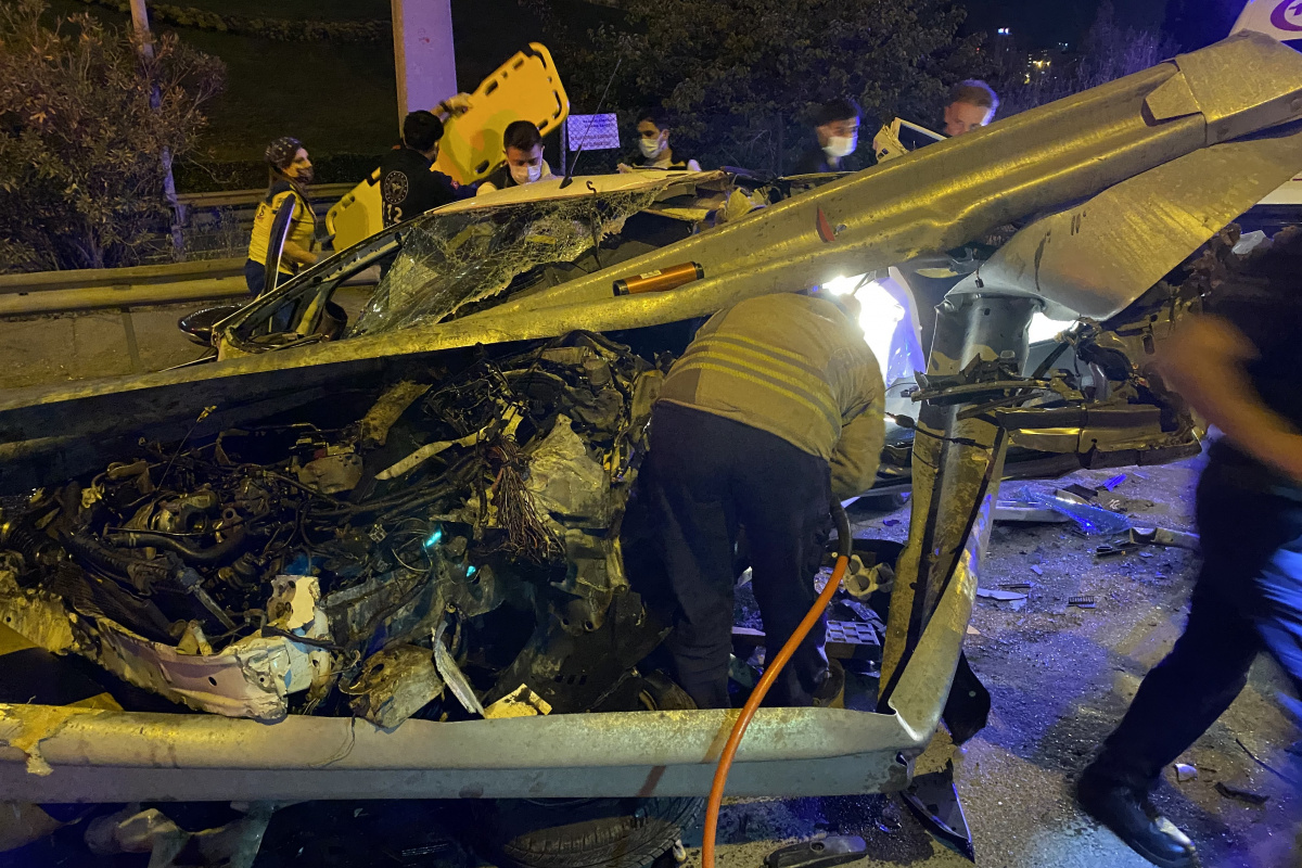 Ümraniye'de feci kaza: Bariyerlere ok gibi saplandı