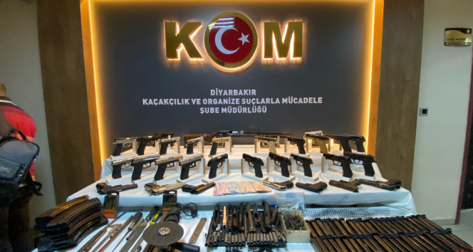 Diyarbakırda yasa dışı silah ticareti operasyonunda ele geçirilenler sergilendi