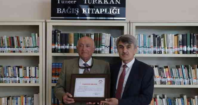 Tuncer Türkkan DPÜ’ye 864 kitap bağışladı