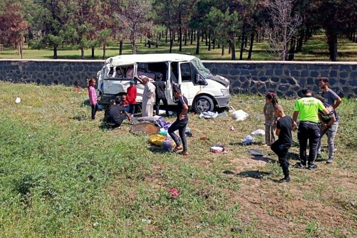 Şanlıurfa'da tarım işçilerini taşıyan minibüs devrildi: 5 yaralı
