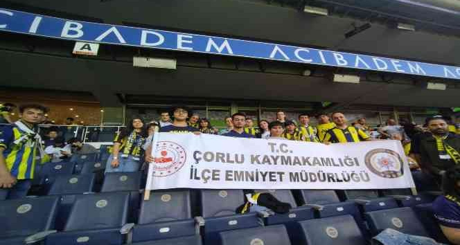 Çorlu polisi, öğrencileri Fenerbahçe maçına götürdü