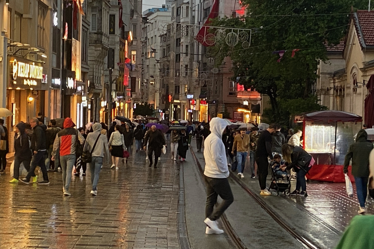 Taksim'de sağanak yağış vatandaşlara zor anlar yaşattı