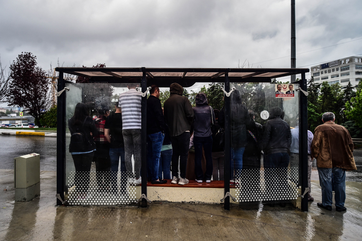 Küçükçekmece'de yağıştan kaçan vatandaşlar duraklara sığındı