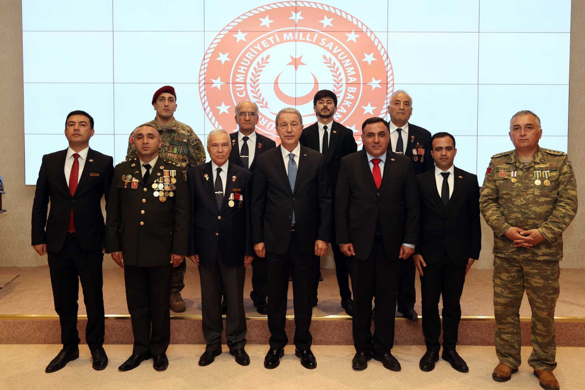 Bakan Akar, Tek Vatan Harekatı'nda Gazi Olan Azerbaycan Türkü askerleriyle bir araya geldi