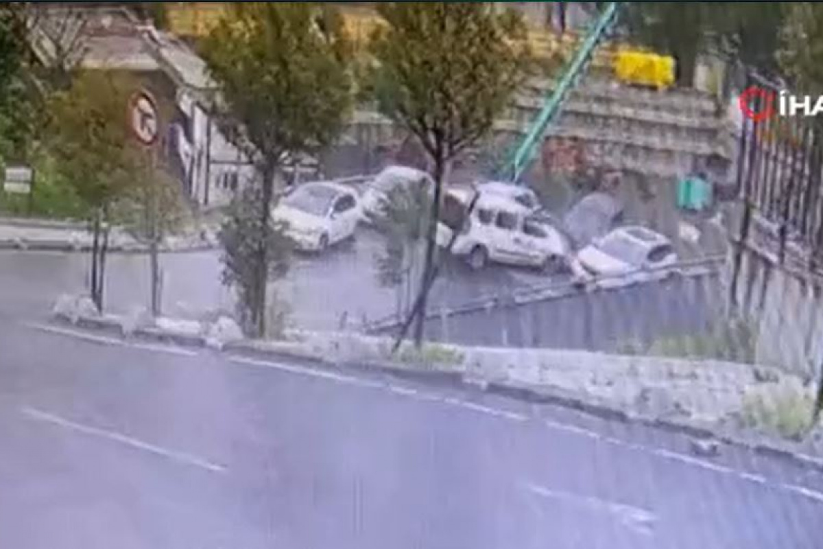 İstanbul’da korku dolu anlar kamerada: Otomobil 50 metreden aşağıya uçtu