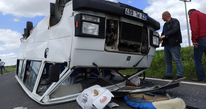 Edirnede feci kaza: Minibüs içindeki yolcularla ters döndü