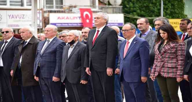 Bazı parti ve STK’lar Atatürk Anıtı’na çelenk sundu