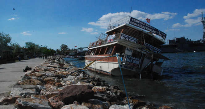 İzmirde şiddetli rüzgar tekneyi devirdi