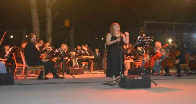 Ayvalık’ta Sebahat-Cihan Şişman Güzel Sanatlar Lisesi öğrencilerinden gençlik konseri