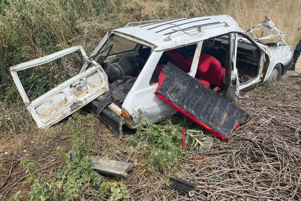 Manisa'da lastiği patlayan otomobil tarlaya devrildi, 2 kişi ölümden döndü