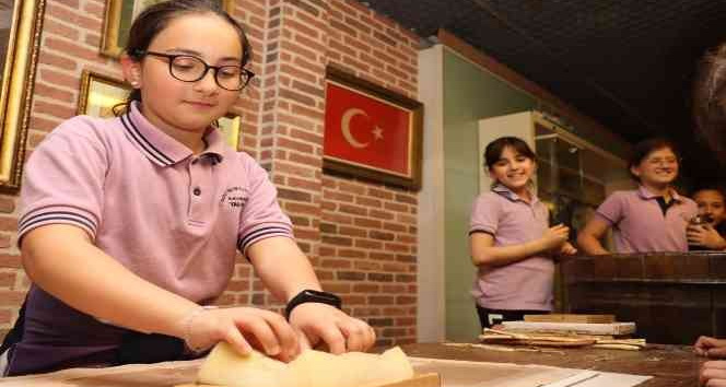Öğrenciler İbrahim Müteferrika Kağıt Müzesi’nde kendi kağıtlarını üretiyor
