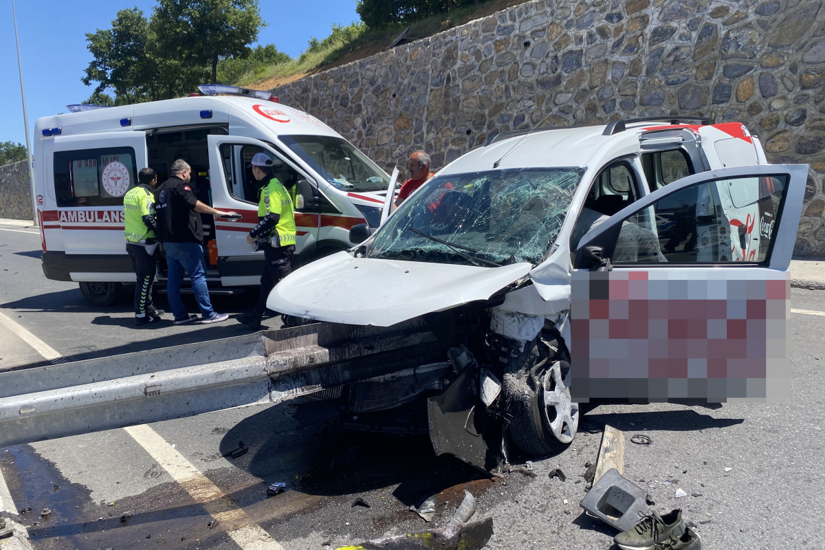 Maltepe'de ticari araç bariyerlere saplandı: 2 yaralı