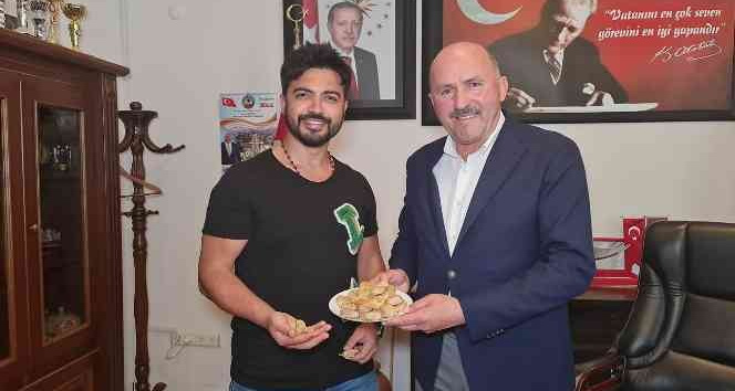 Ünlü sanatçı Yusuf Güney’den Kuyucak incirine övgü