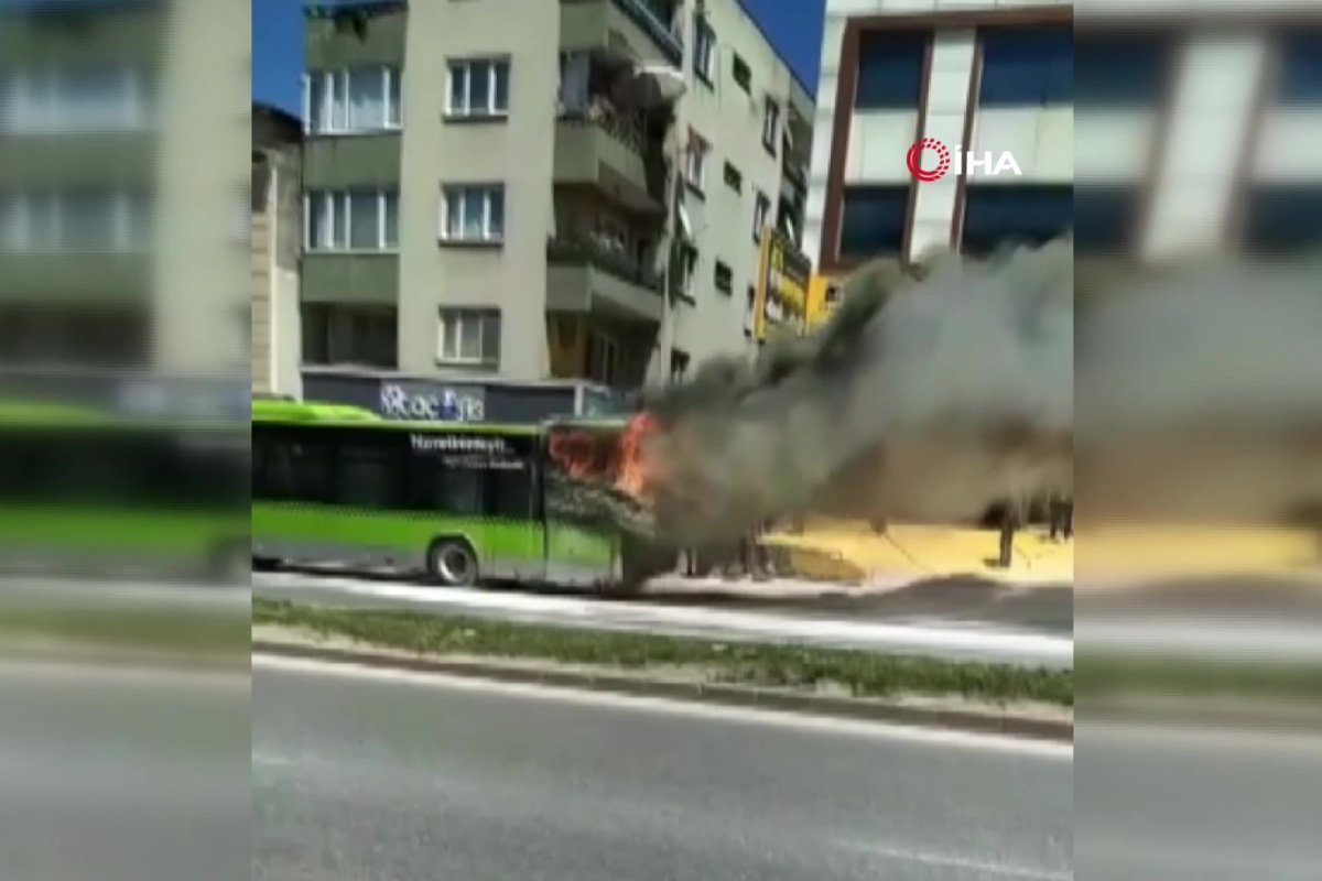 Seyir halindeki belediye otobüsü alev alev yandı