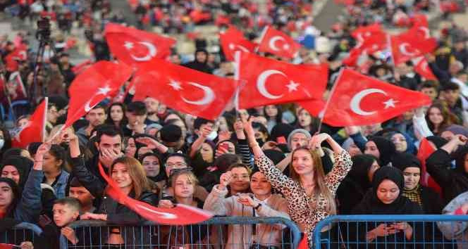 Ersay Üner Yıldırımlıları coşturdu