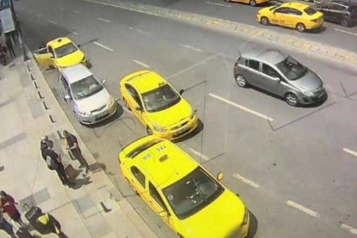 Turistlerin paralarını 'tırnakçılık' yöntemiyle çalan taksiciler tutuklandı