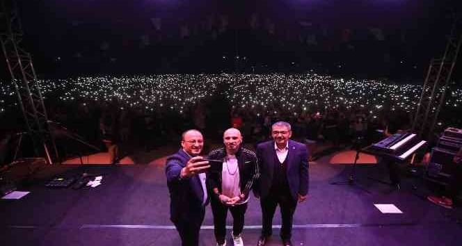 Pamukkale’de binlerce genç ‘Gripin’ konserinde coştu