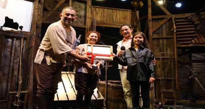 Pamucak sahilinde ilk tiyatro oyunu:  “Bir Baba Hamlet”