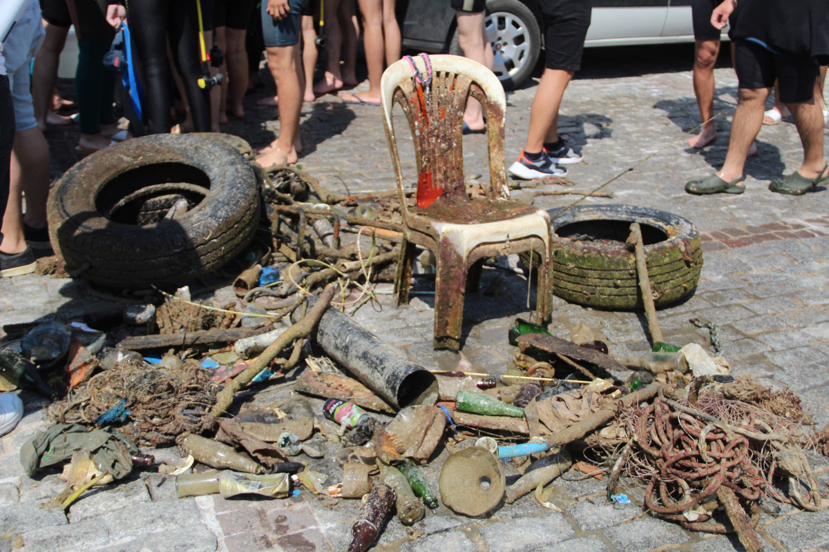 Antalya Kaleiçi Yat Limanı&#039;ndan soba borusundan sandalyeye kadar çıkmayan çöp kalmadı