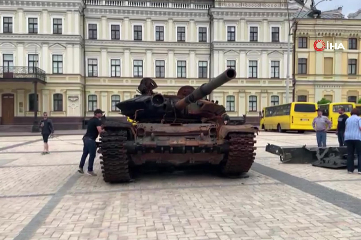 Bucha ve Irpin&#039;de imha edilen Rus tankları Kiev&#039;de sergileniyor