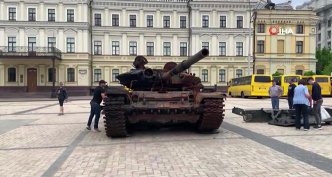Bucha ve Irpinde imha edilen Rus tankları Kievde sergileniyor