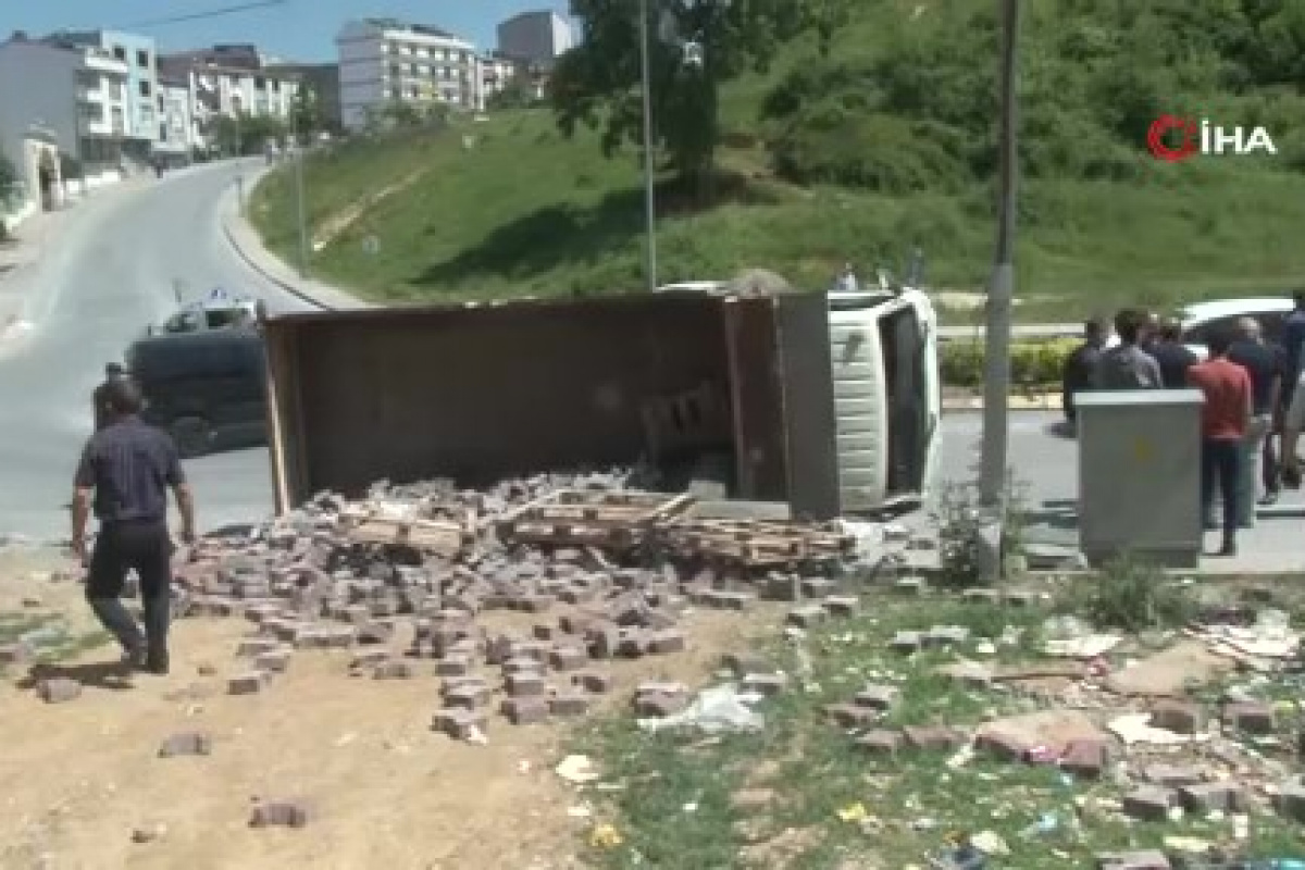 Arnavutköy’de kaldırım taşı yüklü kamyonet yan yattı