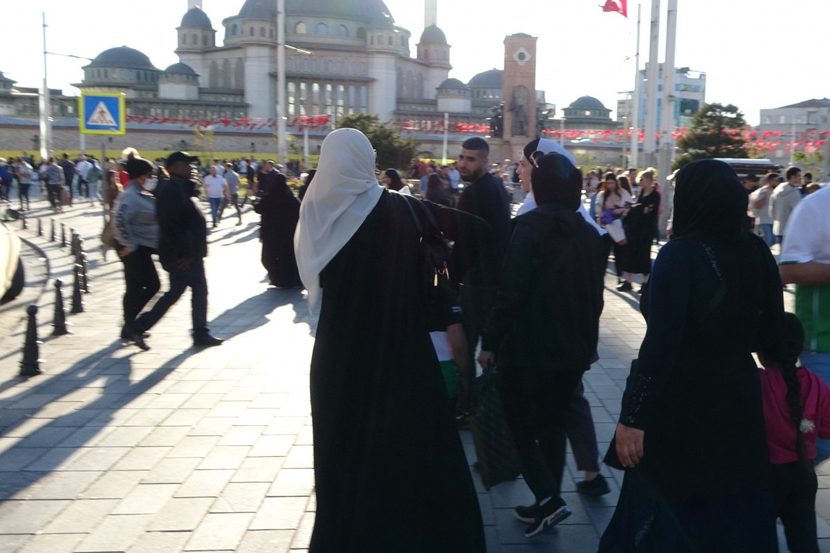Taksim'de turist avcısı dilenciler kameraya yakalandı