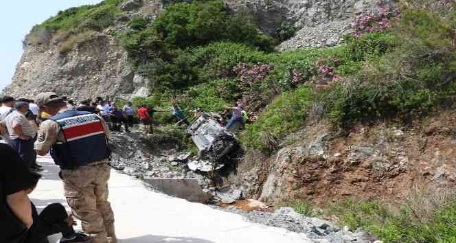 Hatay’da kaza: Araçta mahsur kalan yaralı kurtarıldı