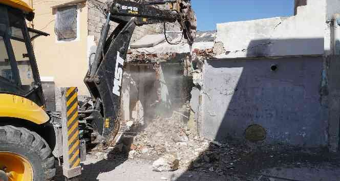 Haliliye’de metruk binalar yıkıyor