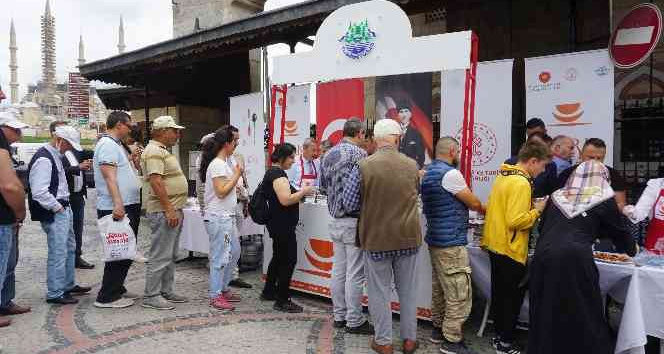 Edirne’de Türk Mutfağı Haftası’nda dağıtılan 300 kilo ciğer tava kısa sürede tükendi