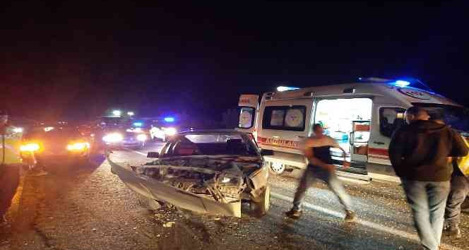 Tarsus’ta 2 otomobil çarpıştı: 6 yaralı