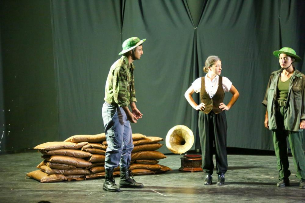 İzmirli öğrenciler, iki tiyatro oyununu sahneledi
