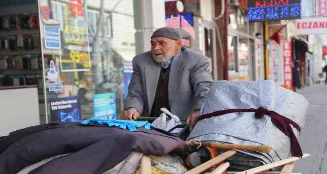 93 yaşındaki Ahmet dede gençlere taş çıkartıyor