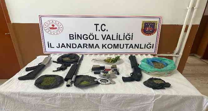 Bingöl’de düzenlenen operasyonda silahlar ve uyuşturucu ele geçirildi: 2 gözaltı