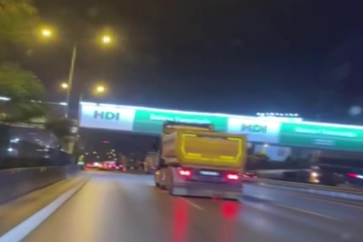 Maltepe’de hafriyat kamyonu makas atarak trafikte terör estirdi