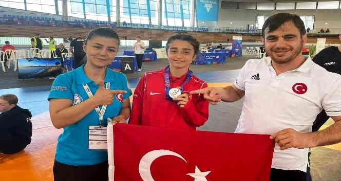 Lise öğrencisi Aybüke okul sporlarında dünya ikincisi oldu